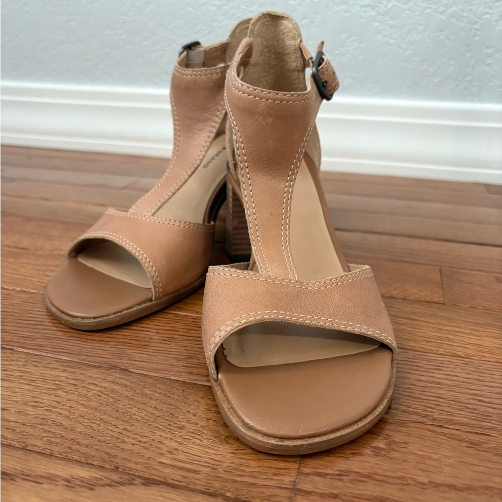Lucky Brand Dusty Sand Leather Sabeni Sandals Size 7.5